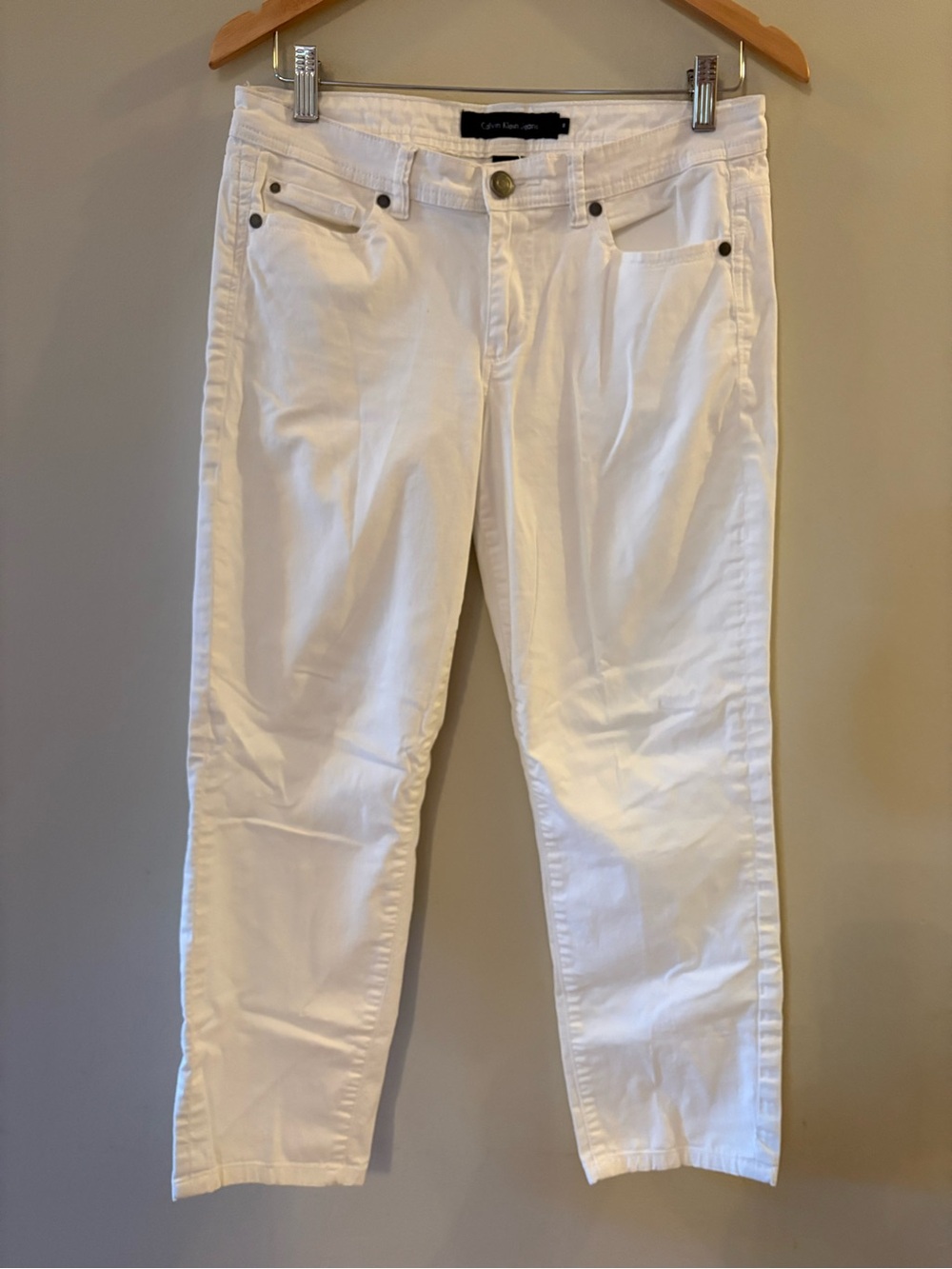 Calvin Klein women’s White Cropped Ankle Jeans, size 8.